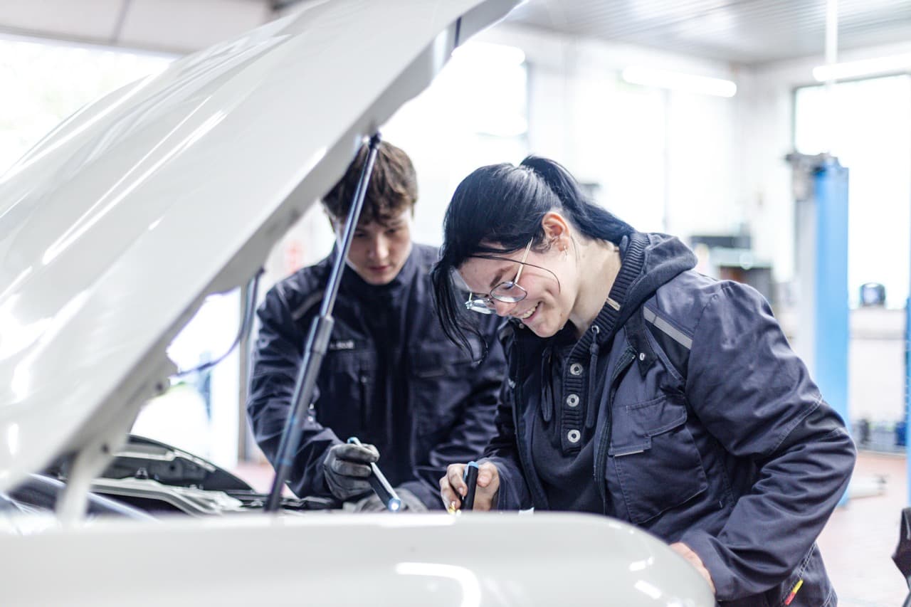 Autohaus Brunkhorst: Auszubildene Kfz-Mechatroniker/in